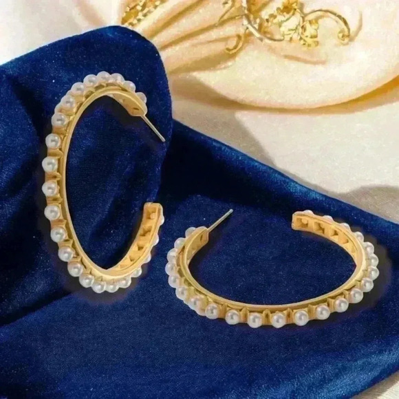 🆕️Elegant 18K Gold-Plated Pearl Hoop Earrings - Timeless Glamour ✨ - Picture 6 of 11
